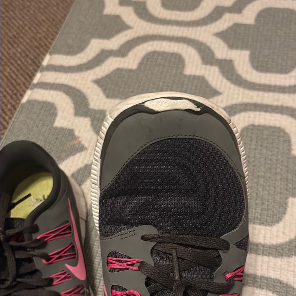 Nike Women's Black and Pink Running Shoes - Picture 9 of 9